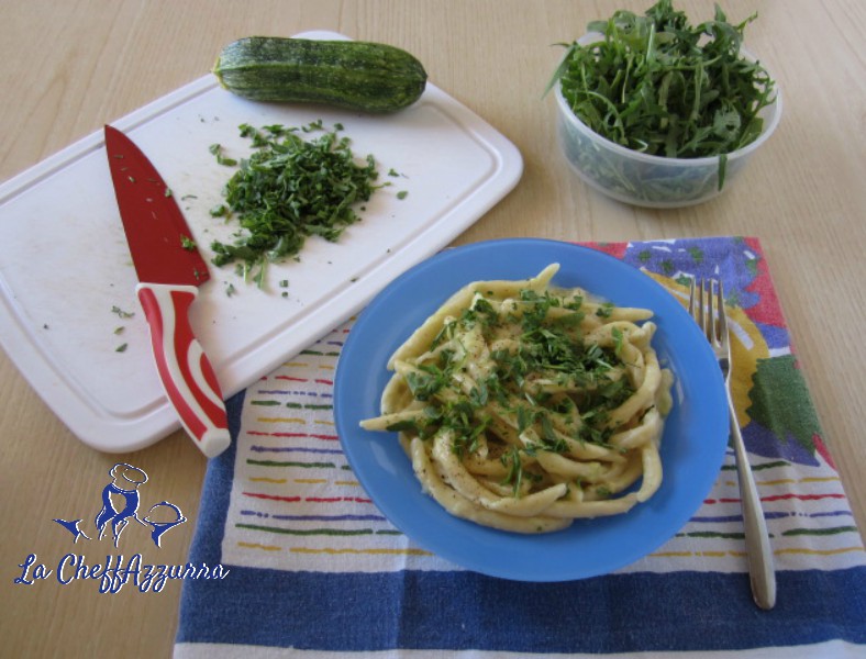 Fusilli calabresi con zucchine, stracchino e rucola
