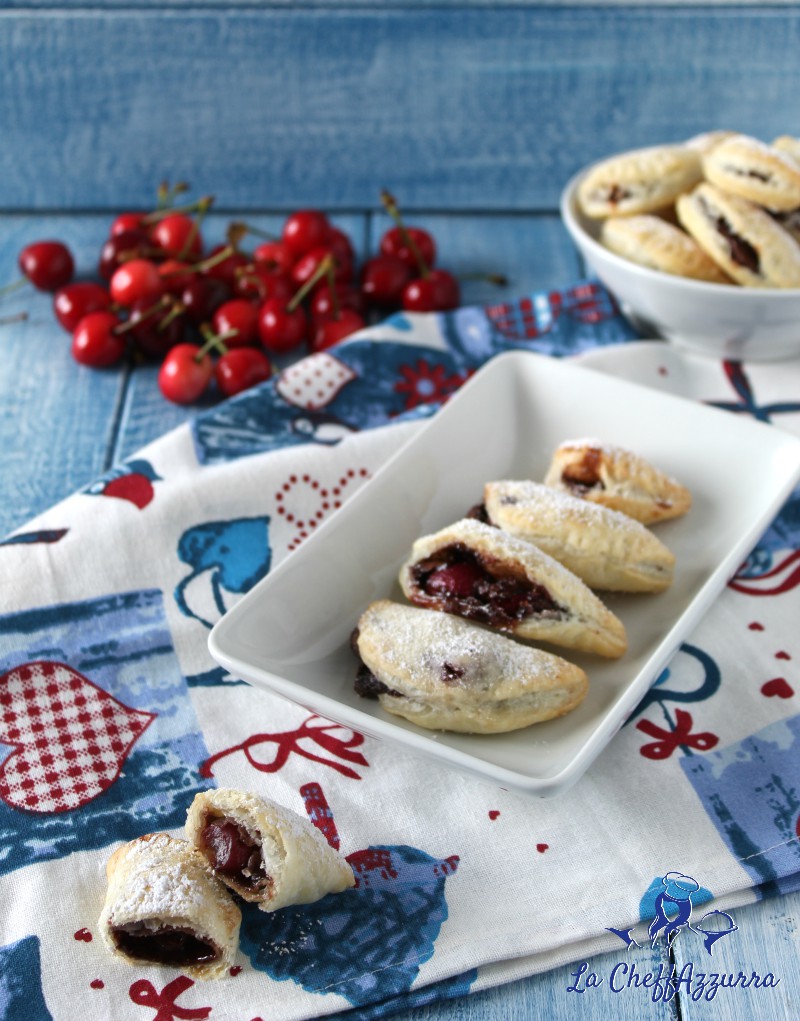 Panzerottini di sfoglia con cioccolato e ciliegia