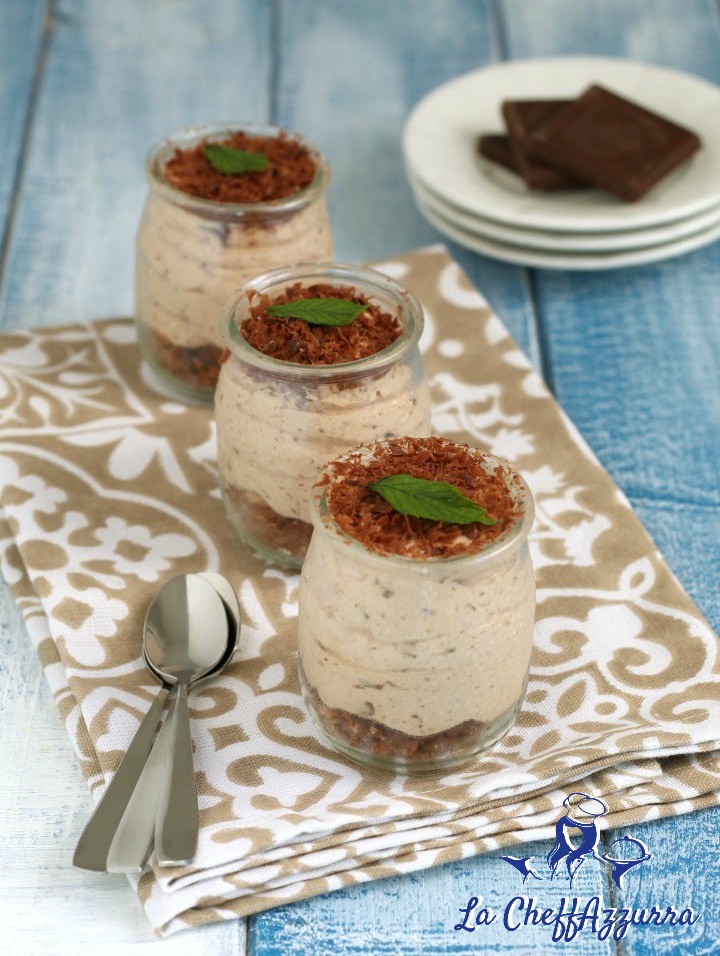 Cheesecake al bicchiere con cioccolato alla menta