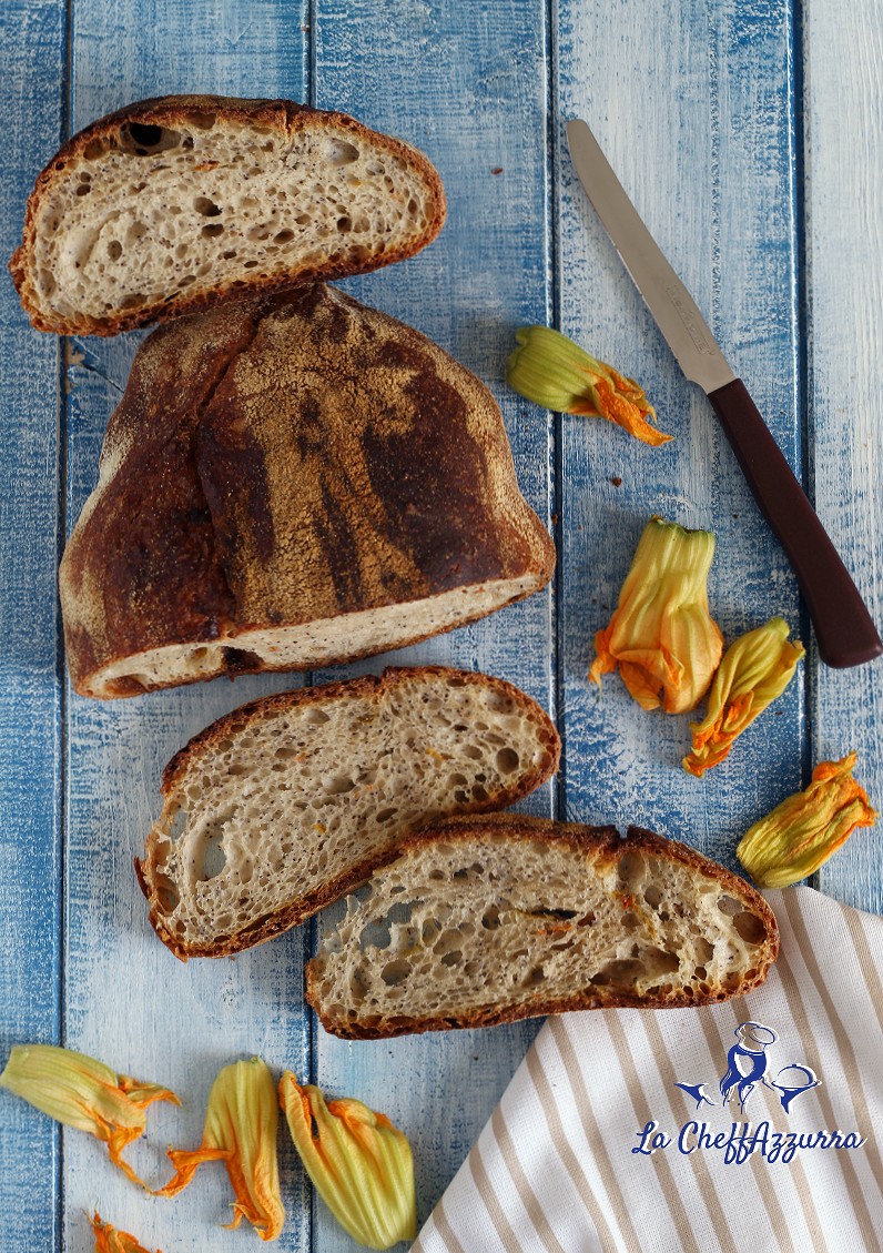 Pane con fiori di zucca e semi di papavero
