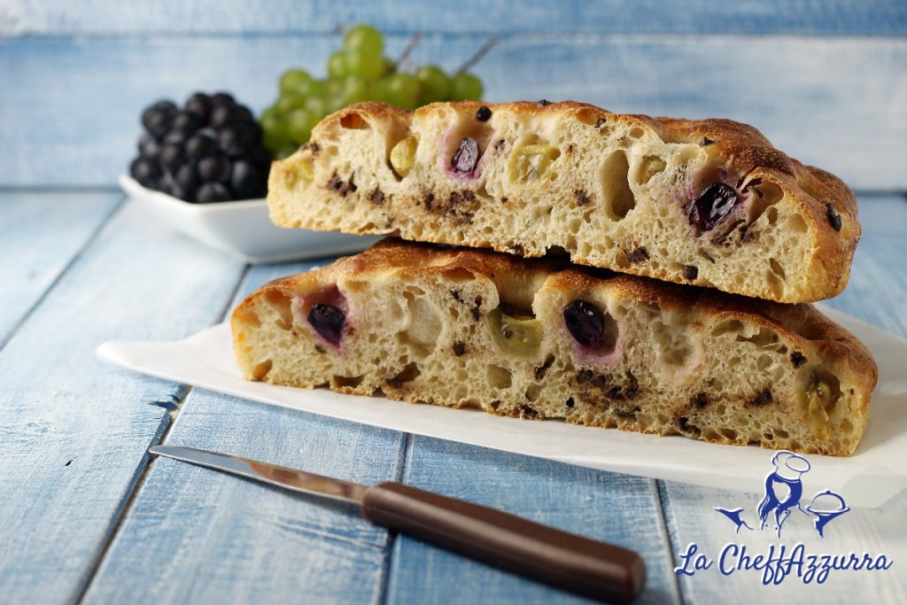 Focaccia all'uva con lievito madre