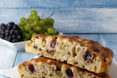 Focaccia all'uva con lievito madre